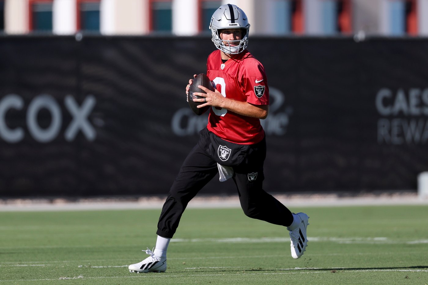 A fired-up Kirk Cousins digs in as Raiders starter while Fernando Mendoza surges in camp | iNFOnews.ca