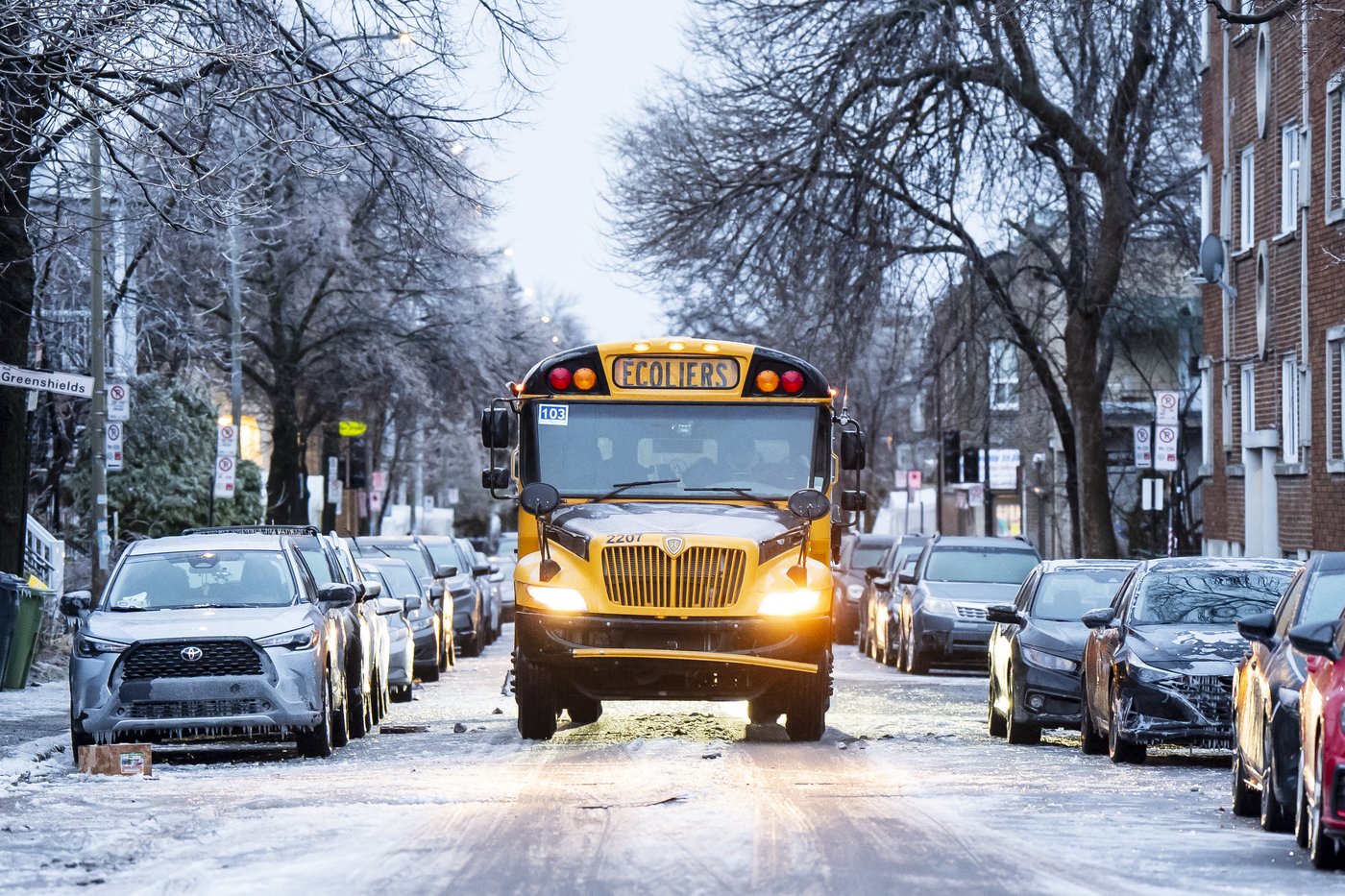 About 8,300 customers still without power in Quebec after ice storm | iNFOnews.ca