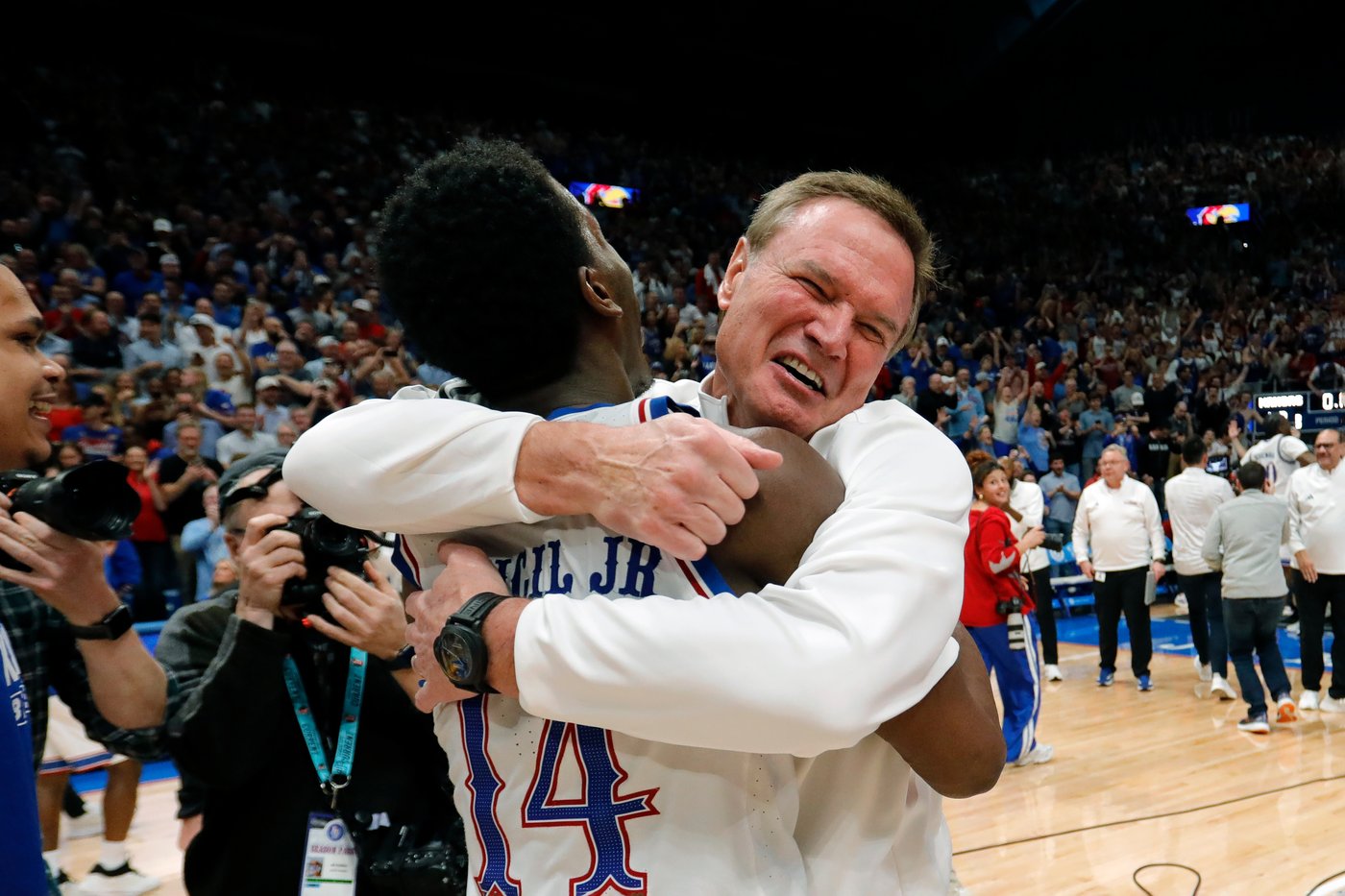 No. 9 Kansas beats top-ranked and previously undefeated Arizona 82-78 | iNFOnews.ca