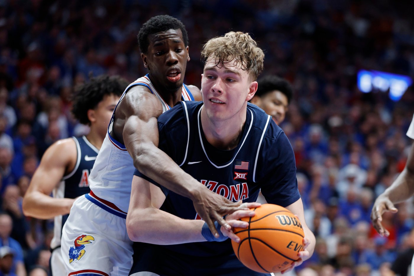 No. 9 Kansas beats top-ranked and previously undefeated Arizona 82-78 | iNFOnews.ca