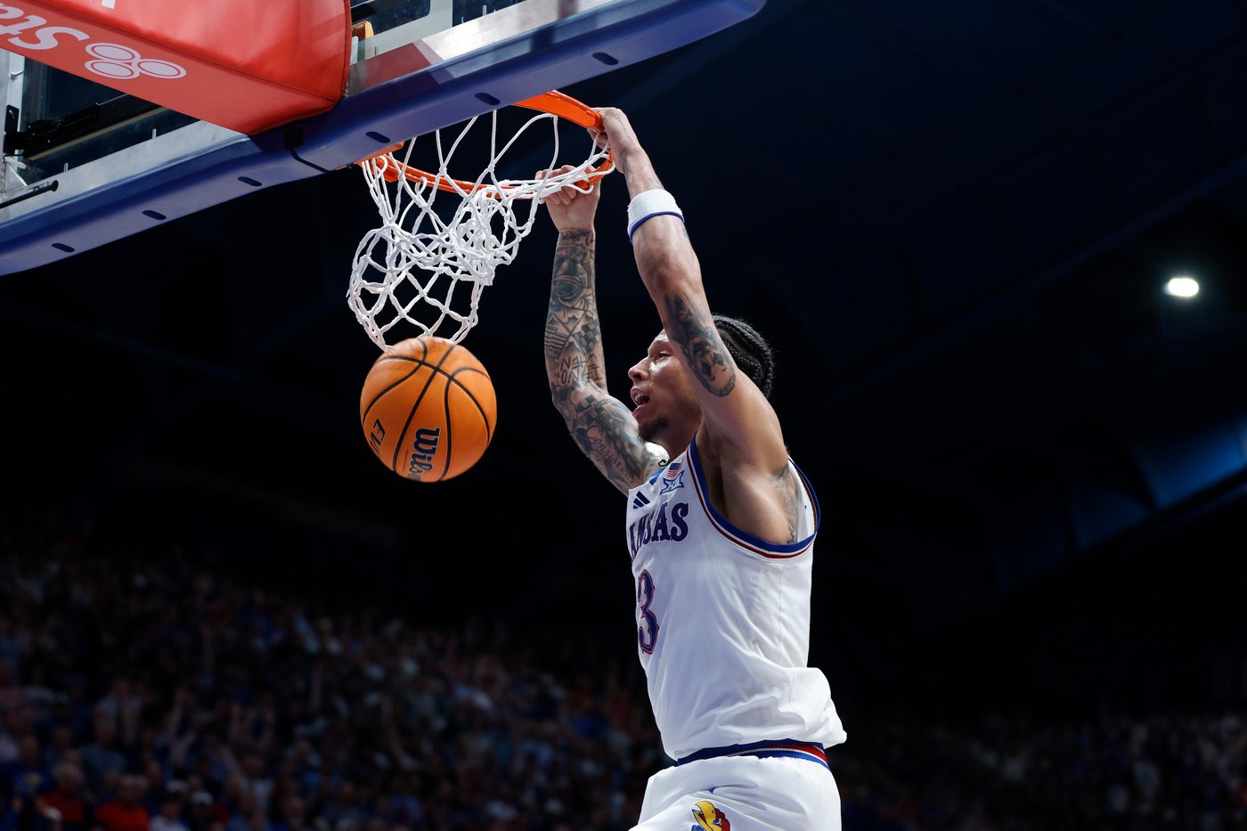 No. 9 Kansas beats top-ranked and previously undefeated Arizona 82-78 | iNFOnews.ca