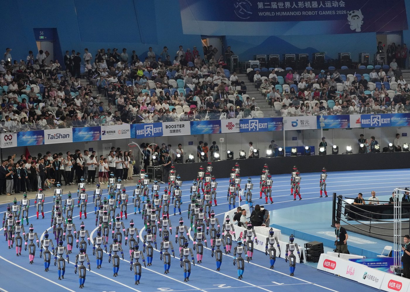 Humanoid robots sprint, play soccer and set records at Beijing games, in photos | iNFOnews.ca