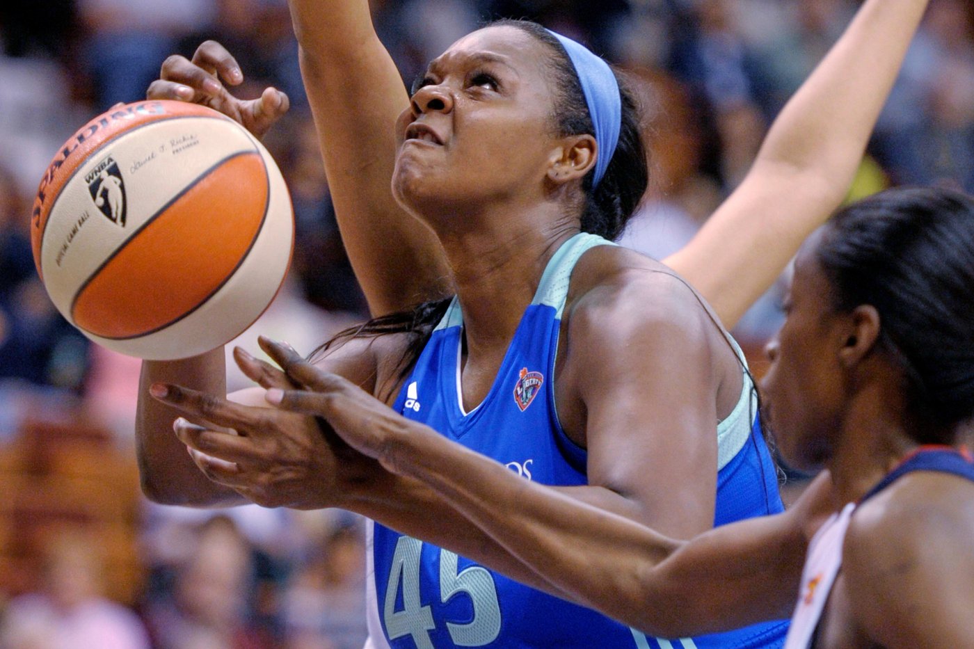 2-time WNBA champion Kara Braxton dies at 43 after being in a car crash | iNFOnews.ca