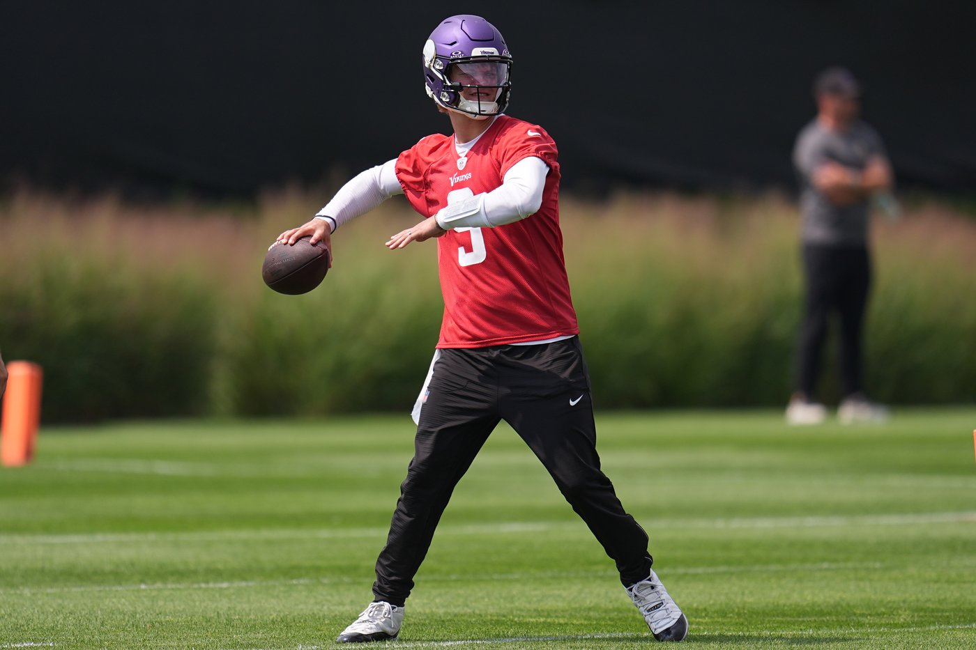 Vikings camp opens with the QBs and their teammates playing it cool over the spotlighted competition | iNFOnews.ca