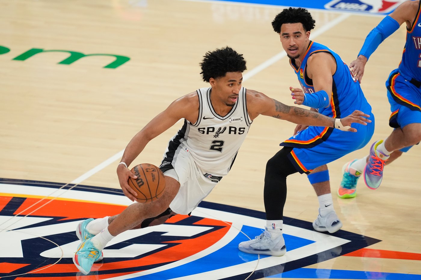 Spurs' Fox out of Game 2 against Thunder with ankle issue, then Harper leaves with leg injury | iNFOnews.ca