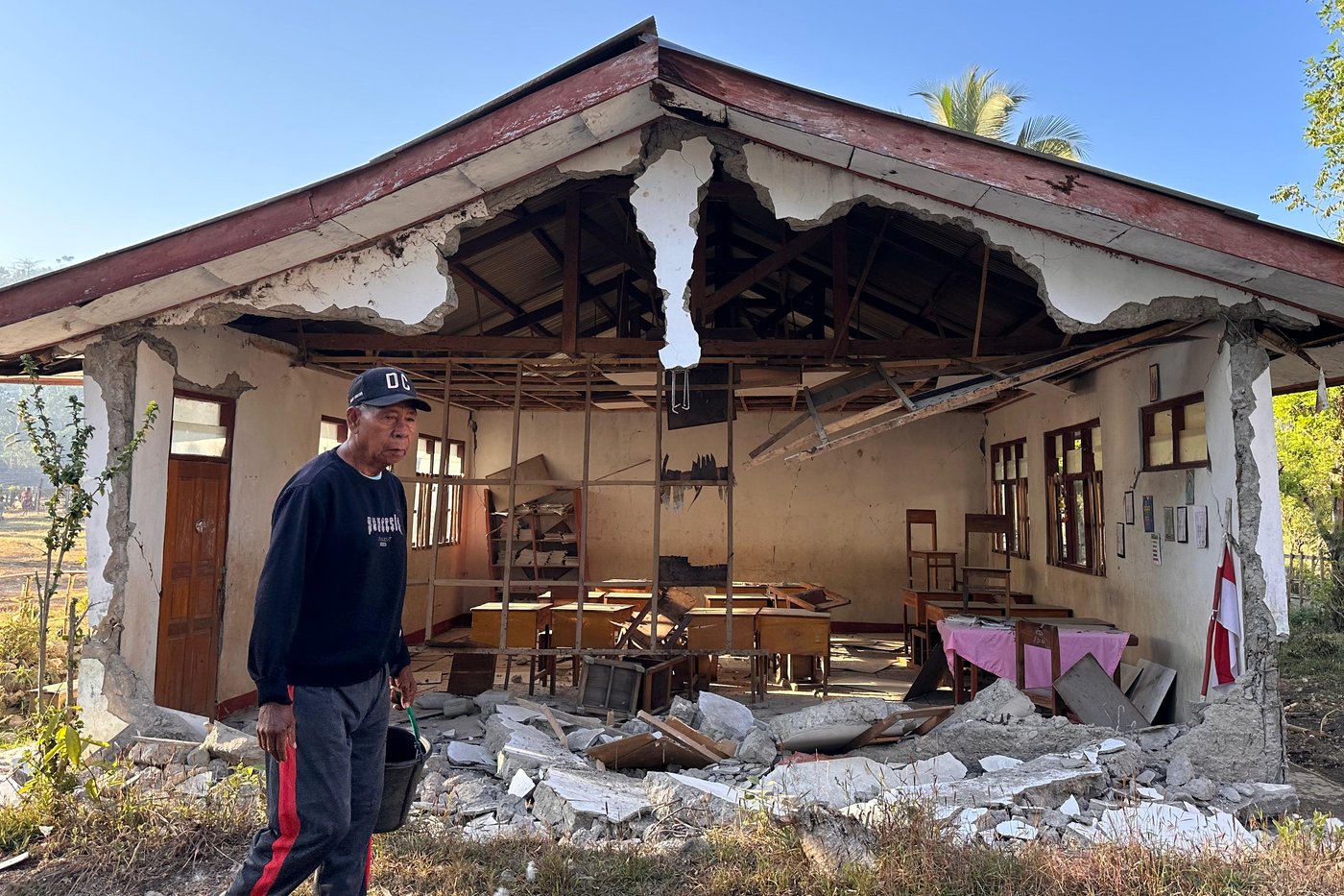 Fear grips children after deadly earthquake in eastern Indonesia leaves thousands displaced | iNhome Fear grips children after deadly earthquake in eastern Indonesia leaves thousands displaced | iNhome
