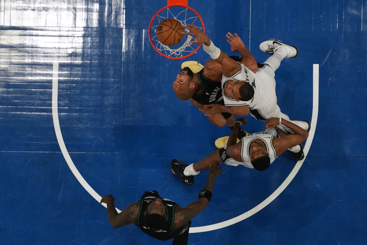 Spurs' Victor Wembanyama won't face further sanction for throwing an elbow, AP source says | iNFOnews.ca