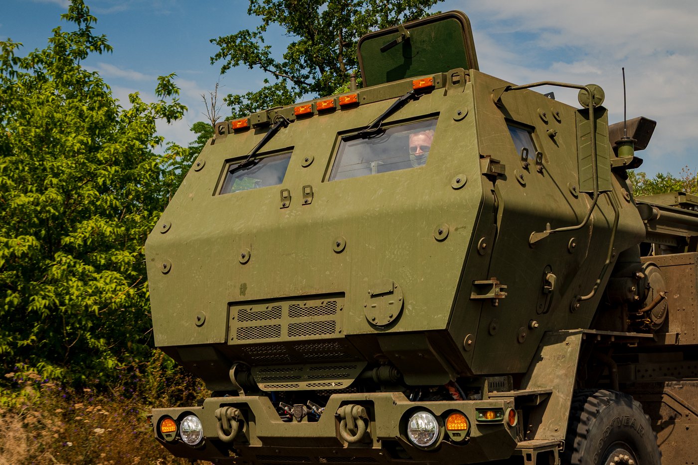 Ukrainian HIMARS crew fires and moves on as it tries to avoid detection, in photos | iNFOnews.ca