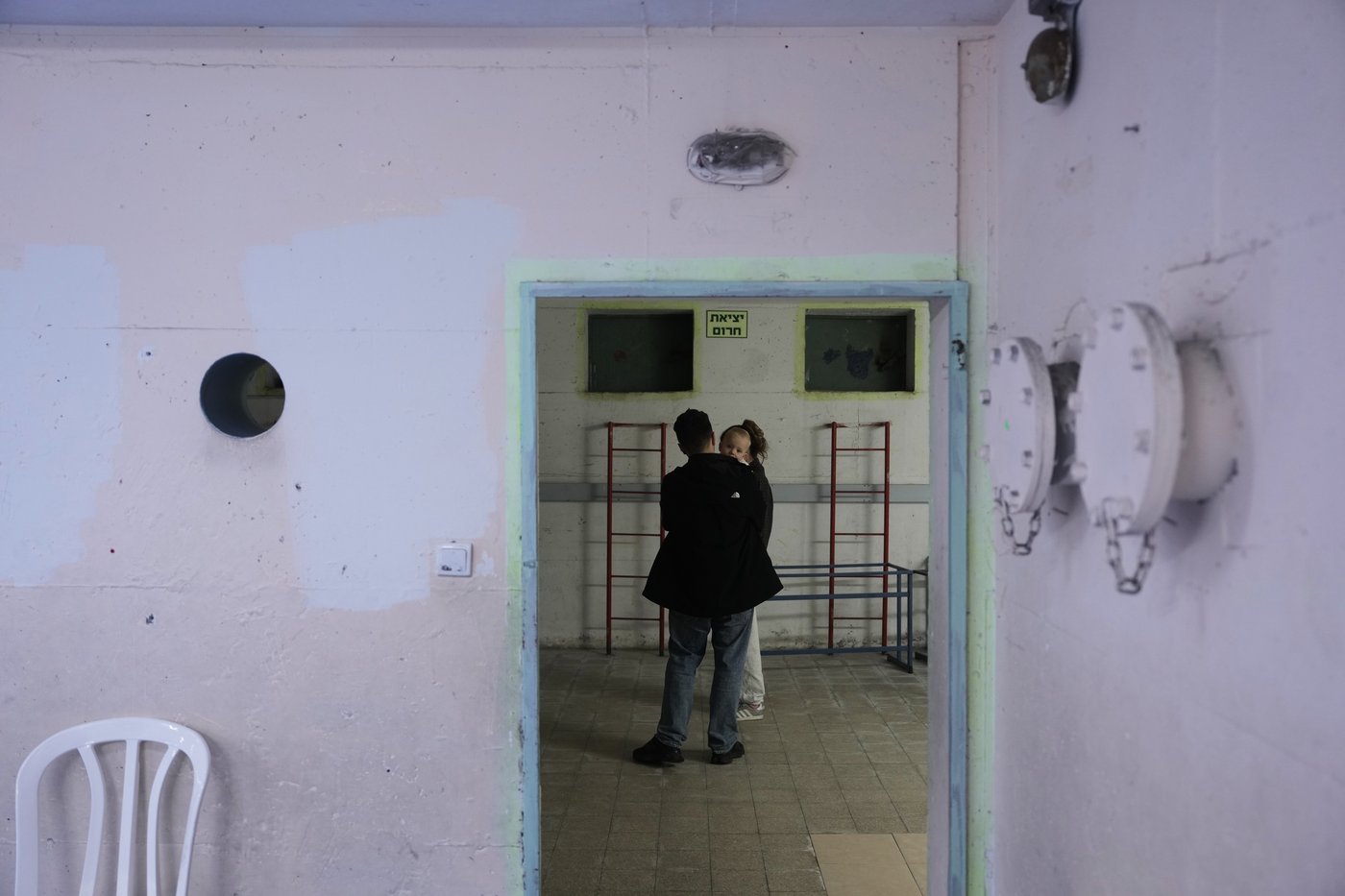 Photos show US-Israeli strikes and Iran's response | iNFOnews.ca