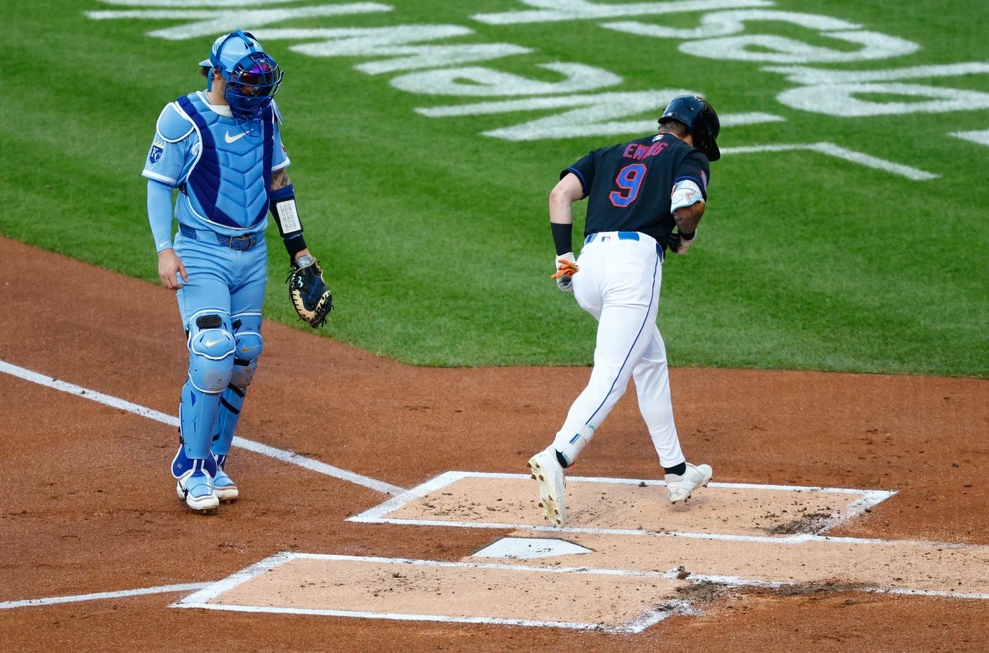 Jared Young hit by a pitch with the bases loaded, ignites a 5-run eighth as Mets beat Royals 6-2 | iNFOnews.ca