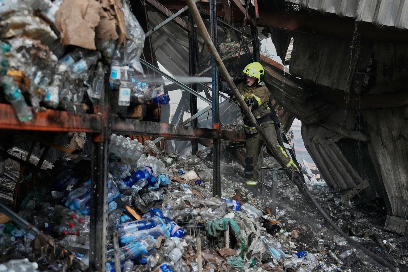Photos show Russian attack on a warehouse in Kyiv | iNFOnews.ca