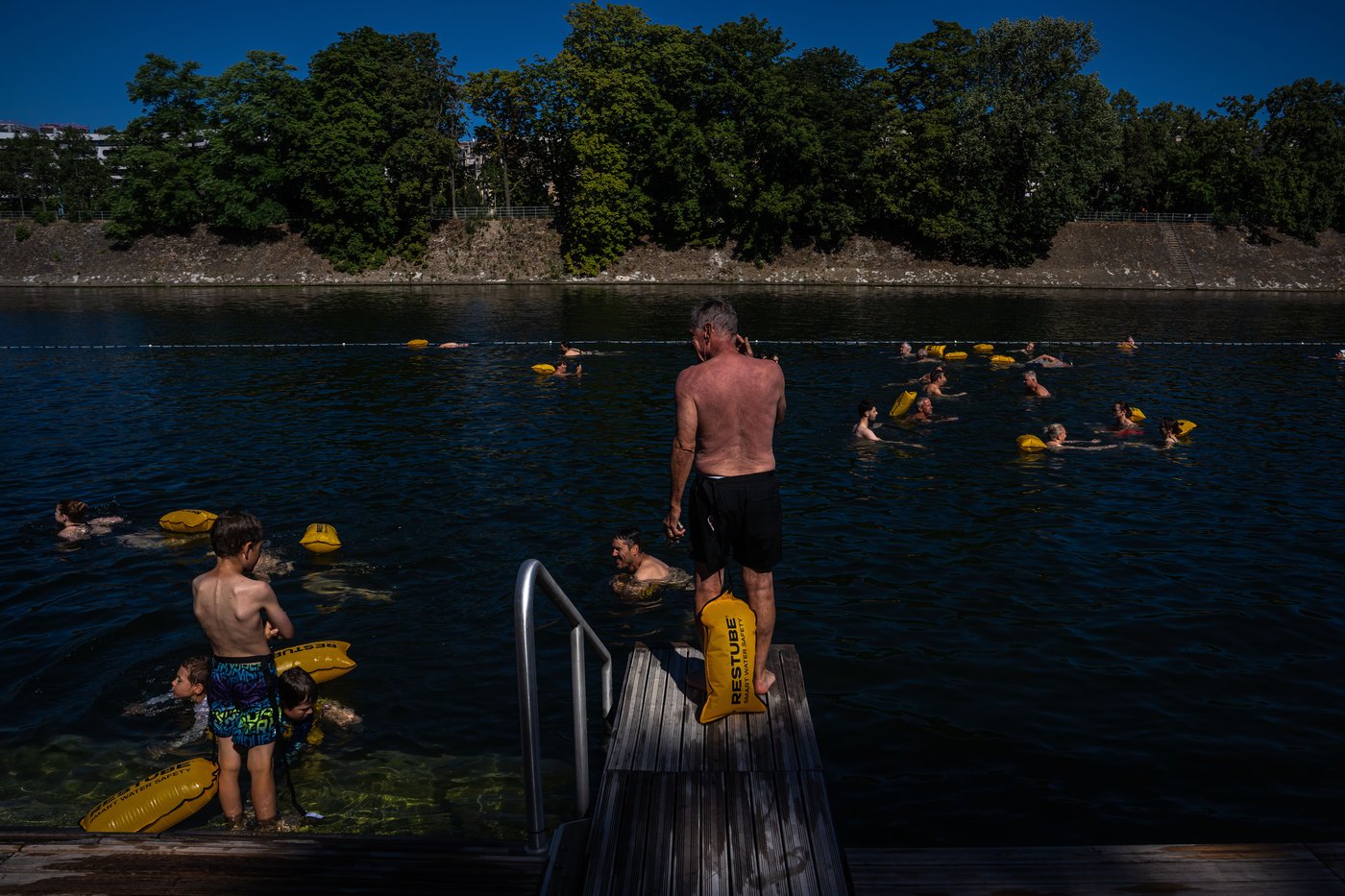 Paris summer ritual returns with 3 supervised Seine swimming spots | iNFOnews.ca