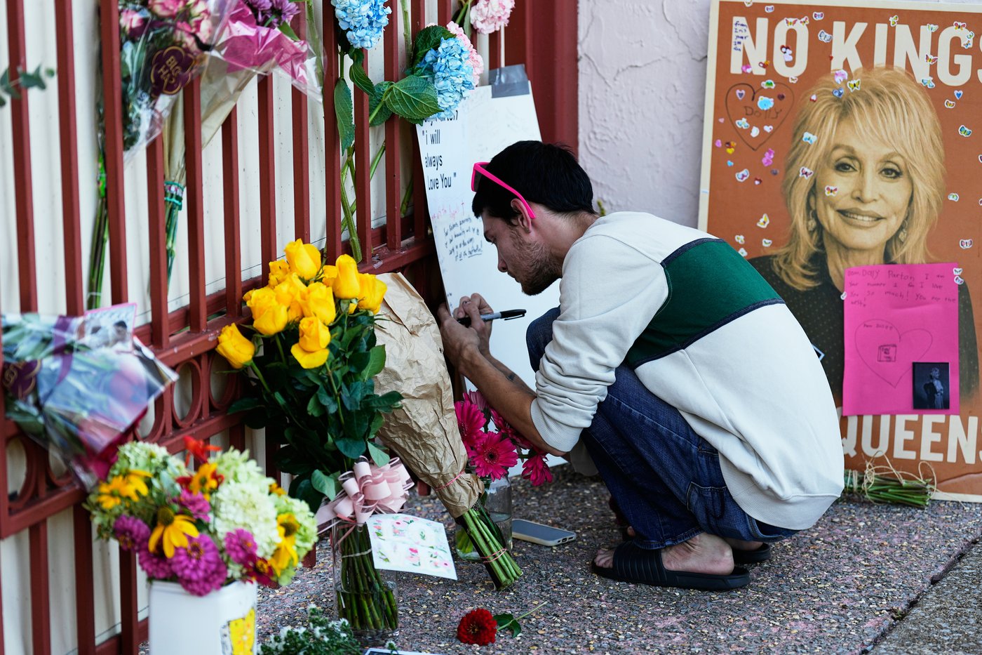 From Los Angeles to Nashville, fans remember Dolly Parton, in photos | iNFOnews.ca