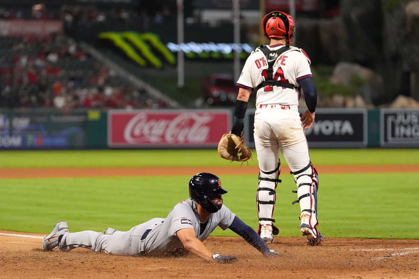 Lee hits clutch double in 9th and Tigers hold on for 2-1 comeback win over Angels | iNFOnews.ca
