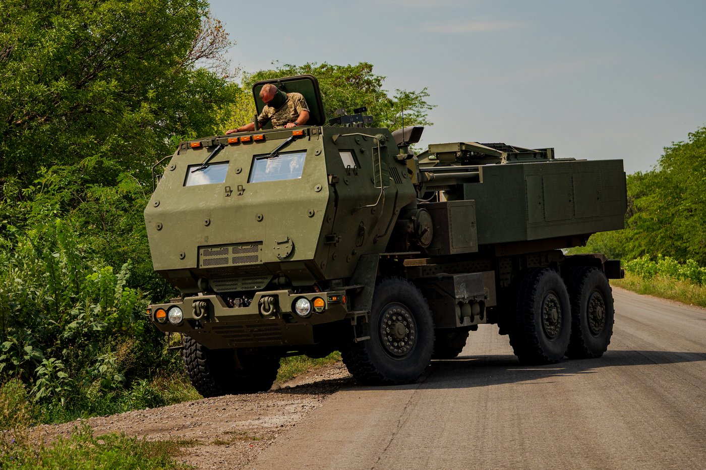 Ukrainian HIMARS crew fires and moves on as it tries to avoid detection, in photos | iNFOnews.ca