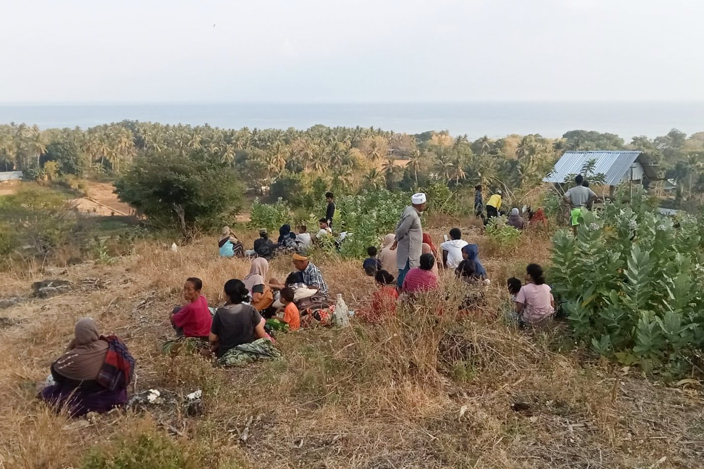 Magnitude 7.7 earthquake strikes off Indonesia's coast, killing at least 20 and toppling buildings | iNFOnews.ca Magnitude 7.7 earthquake strikes off Indonesia's coast, killing at least 20 and toppling buildings | iNFOnews.ca