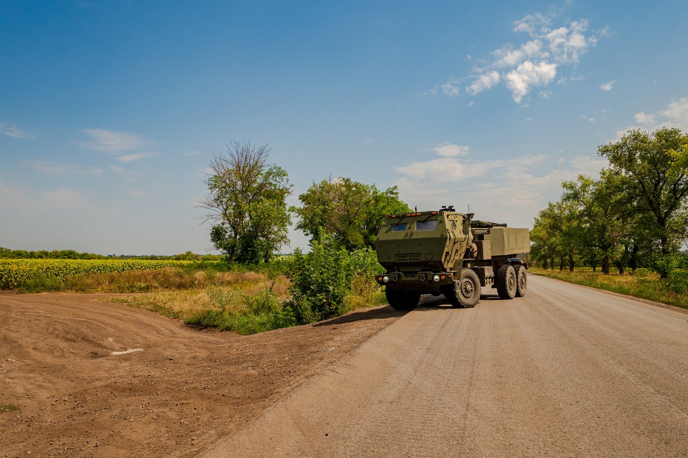 Ukrainian HIMARS crew fires and moves on as it tries to avoid detection, in photos | iNFOnews.ca