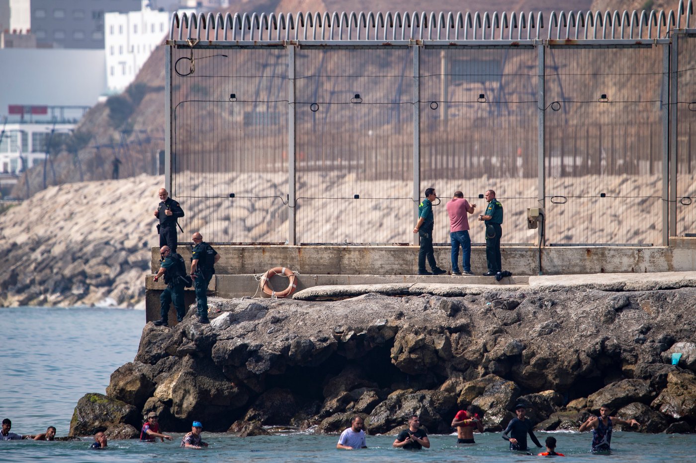 Thousands of people break through border separating Morocco from Spain's Ceuta | iNFOnews.ca Thousands of people break through border separating Morocco from Spain's Ceuta | iNFOnews.ca