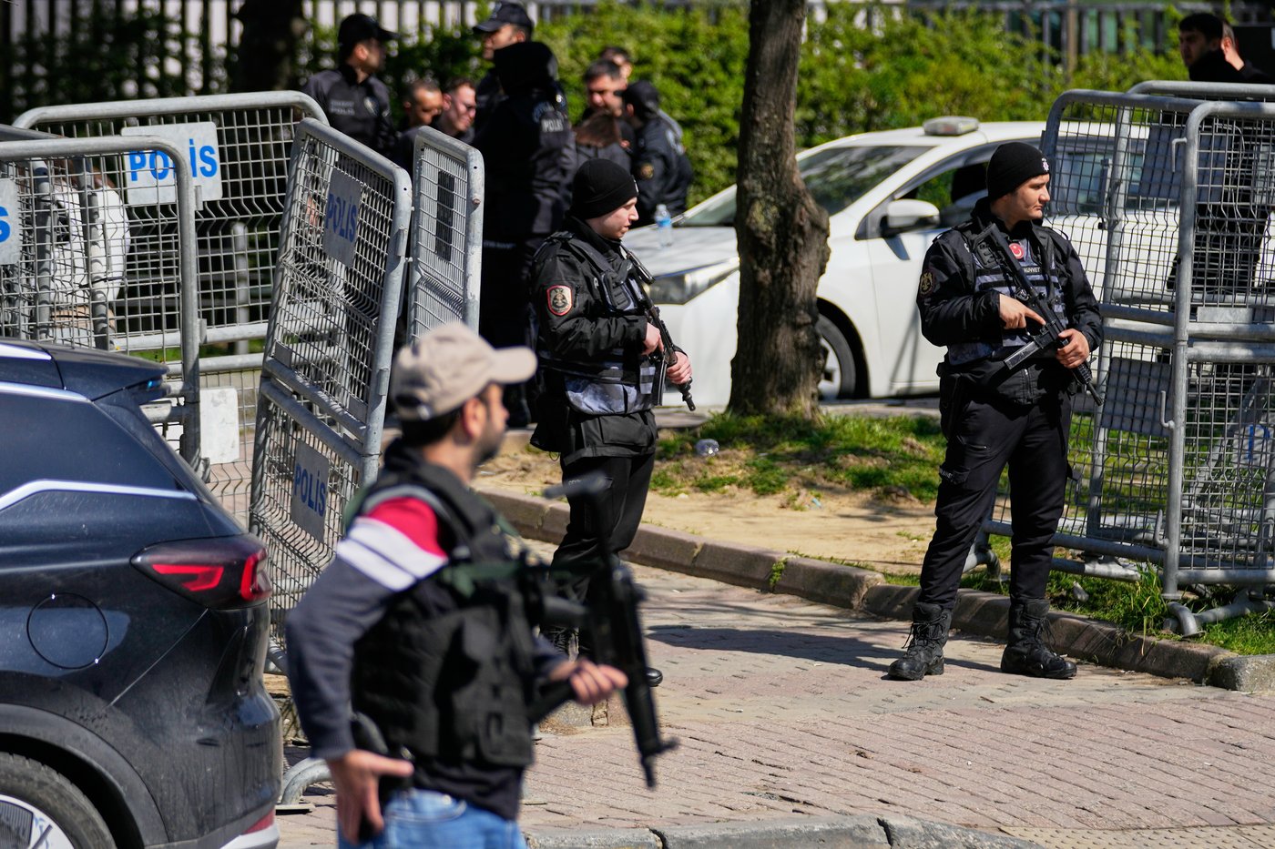 Gunmen attack police near building housing Israeli Consulate in Istanbul | iNFOnews.ca