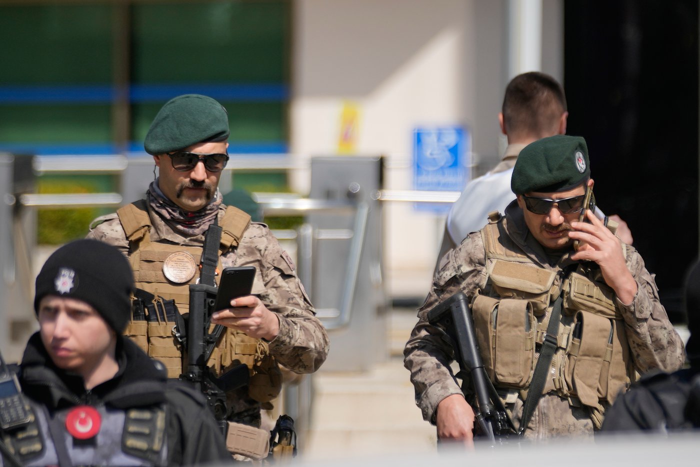 Gunmen attack police near building housing Israeli Consulate in Istanbul | iNFOnews.ca