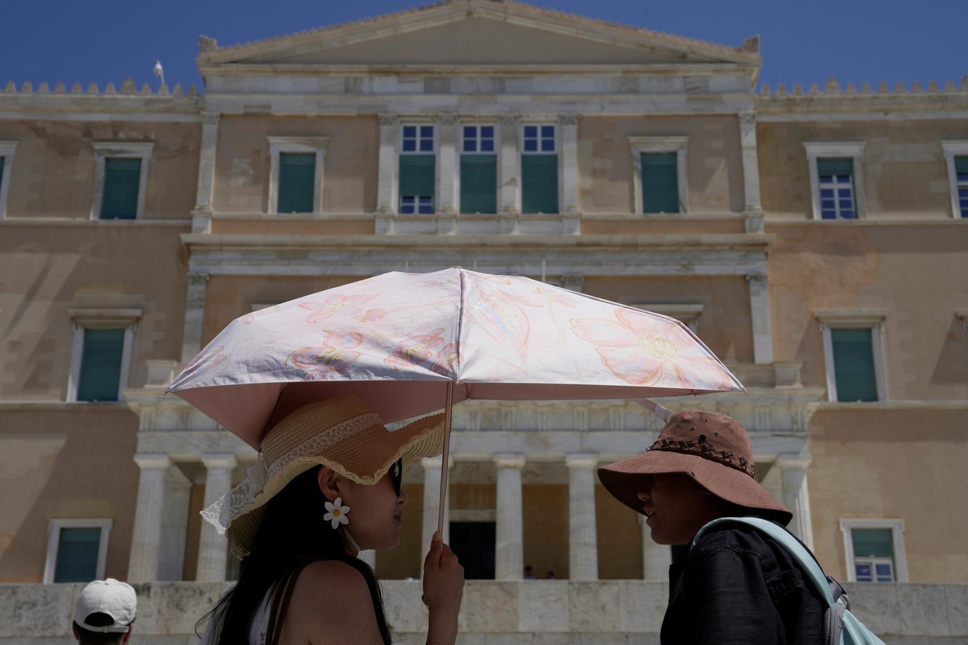 The sunhat is everywhere in Athens as crowds grow larger at ancient sites | iNFOnews.ca The sunhat is everywhere in Athens as crowds grow larger at ancient sites | iNFOnews.ca