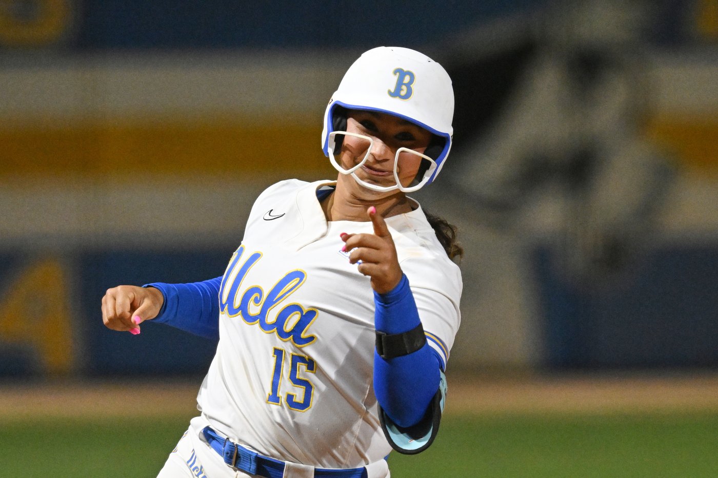In a battle like McGwire and Sosa's '98 home run chase, Oklahoma, UCLA softball sluggers near record | iNFOnews.ca