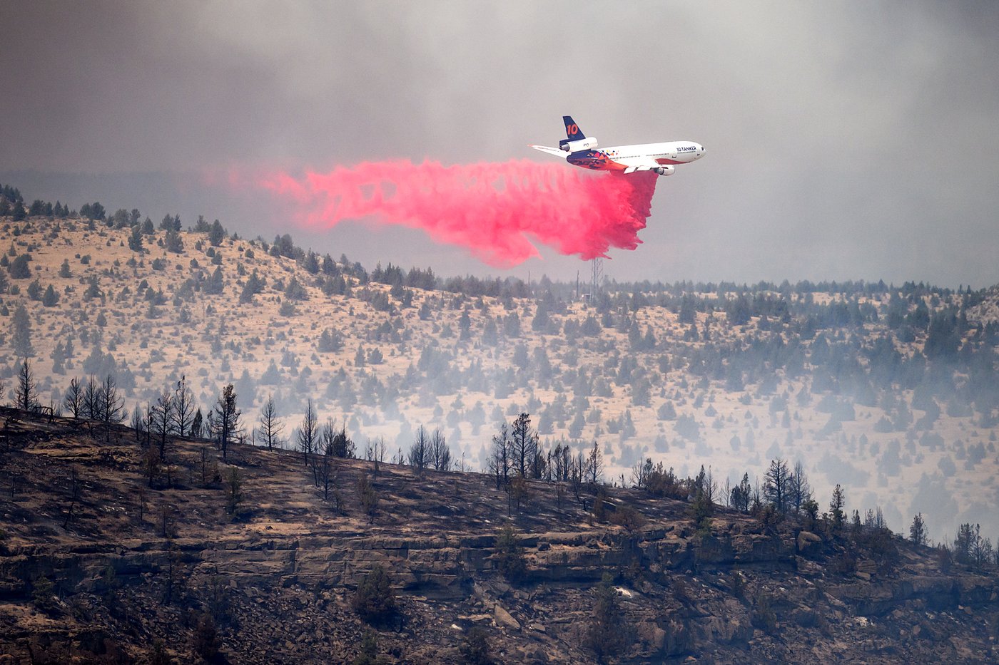 Fast-moving wildfires burn in central Oregon, in photos | iNFOnews.ca