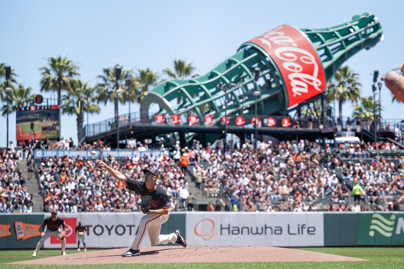 Mahle gets first win since April and Schmitt hits go-ahead, 3-run homer as Giants beat Rockies 4-2 | iNFOnews.ca
