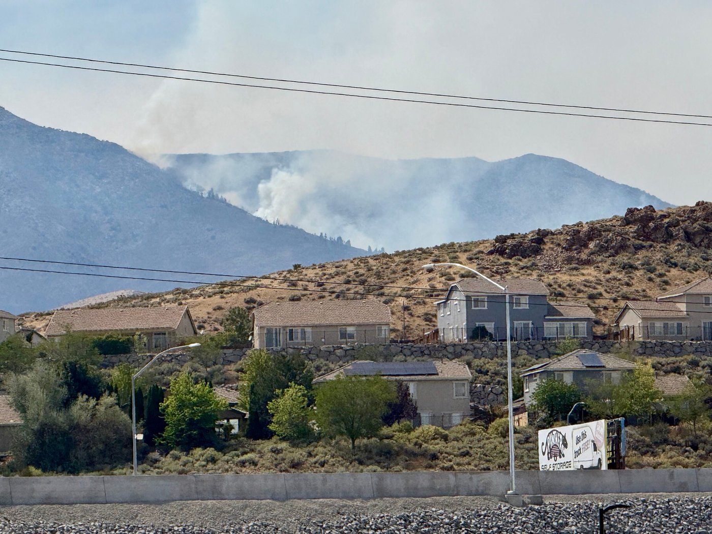 Fast-moving wildfire amid shifting winds threatens Reno, Nevada, forcing thousands to evacuate | iNwheels