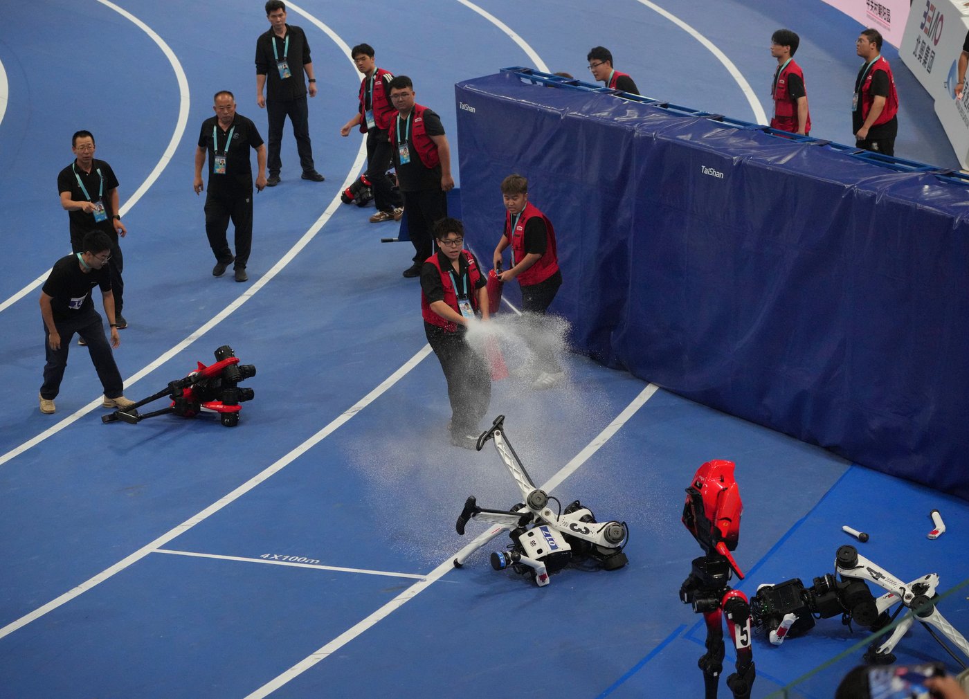 Humanoid robots sprint, play soccer and set records at Beijing games, in photos | iNFOnews.ca