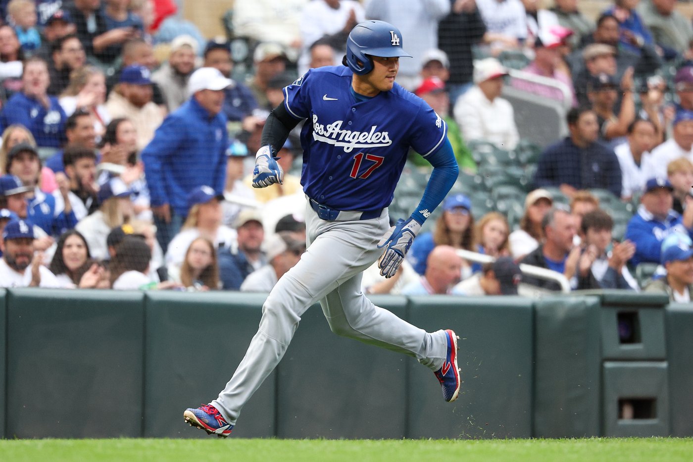 Dodgers pound out a season high-tying 17 hits in 12-3 win over Twins | iNFOnews.ca