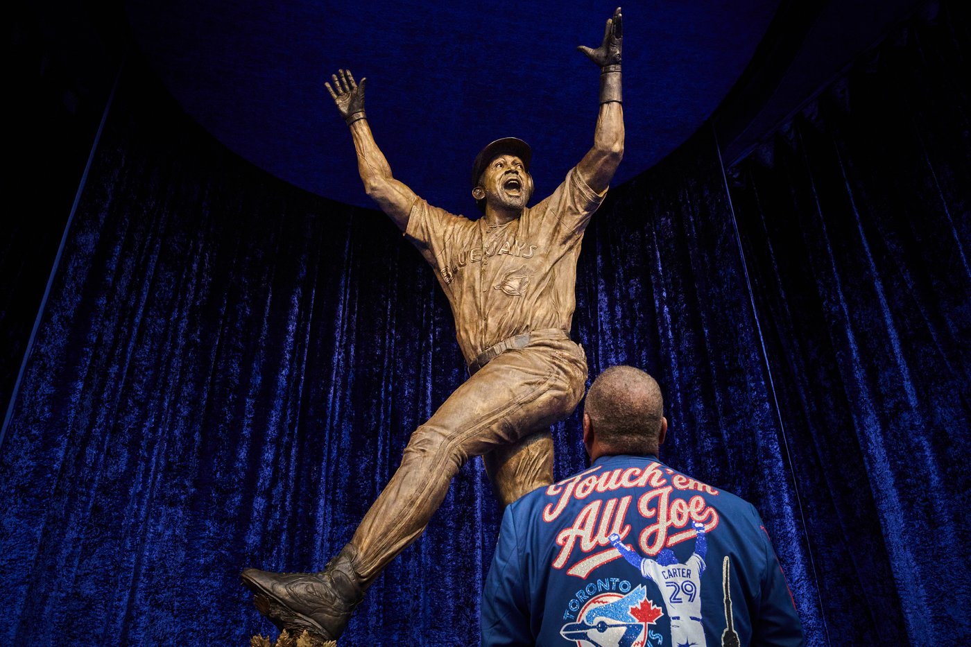 Blue Jays unveil statue outside Rogers Centre honouring World Series championships | iNFOnews.ca Blue Jays unveil statue outside Rogers Centre honouring World Series championships | iNFOnews.ca