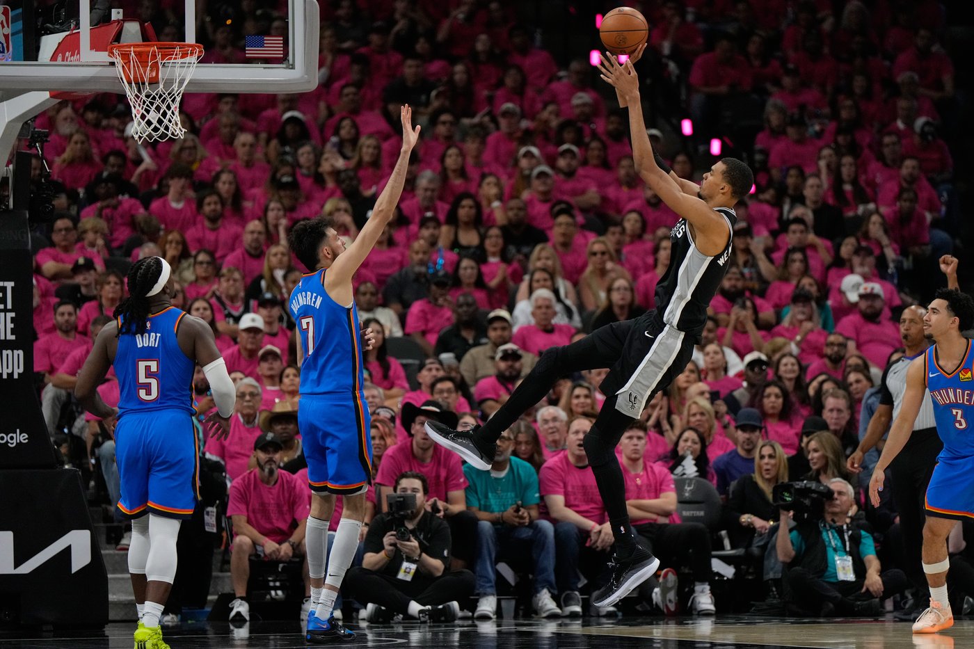 Gilgeous-Alexander, bench propel Thunder past Spurs 123-108 for 2-1 series lead | iNFOnews.ca