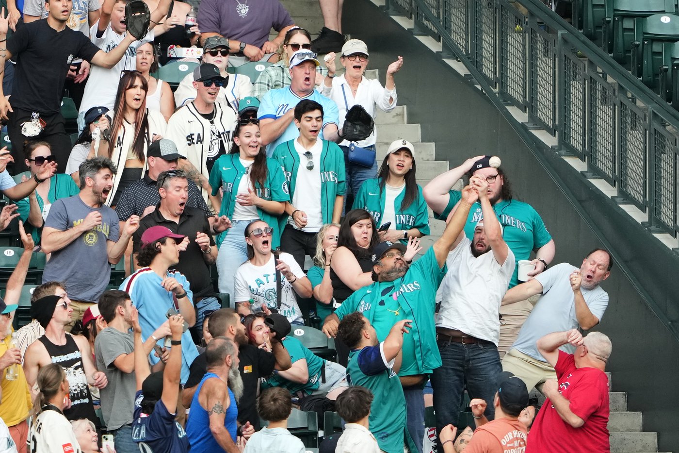 Slugger Cal Raleigh extends homer streak to 4 at-bats and ties Mariners' record | iNFOnews.ca