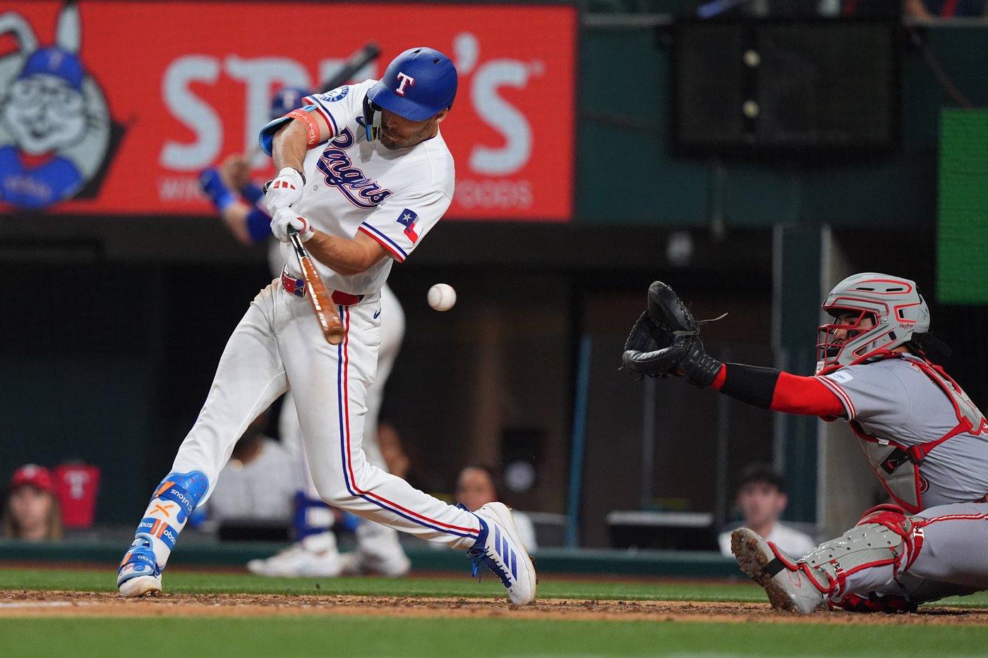 Reds place reserve catcher Trevino on injured list | iNFOnews.ca