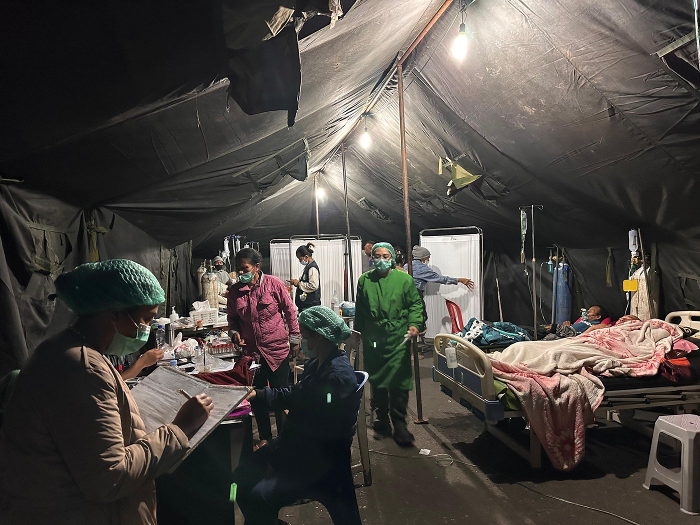 People await aid after powerful earthquake in Indonesia, in photos | iNFOnews.ca