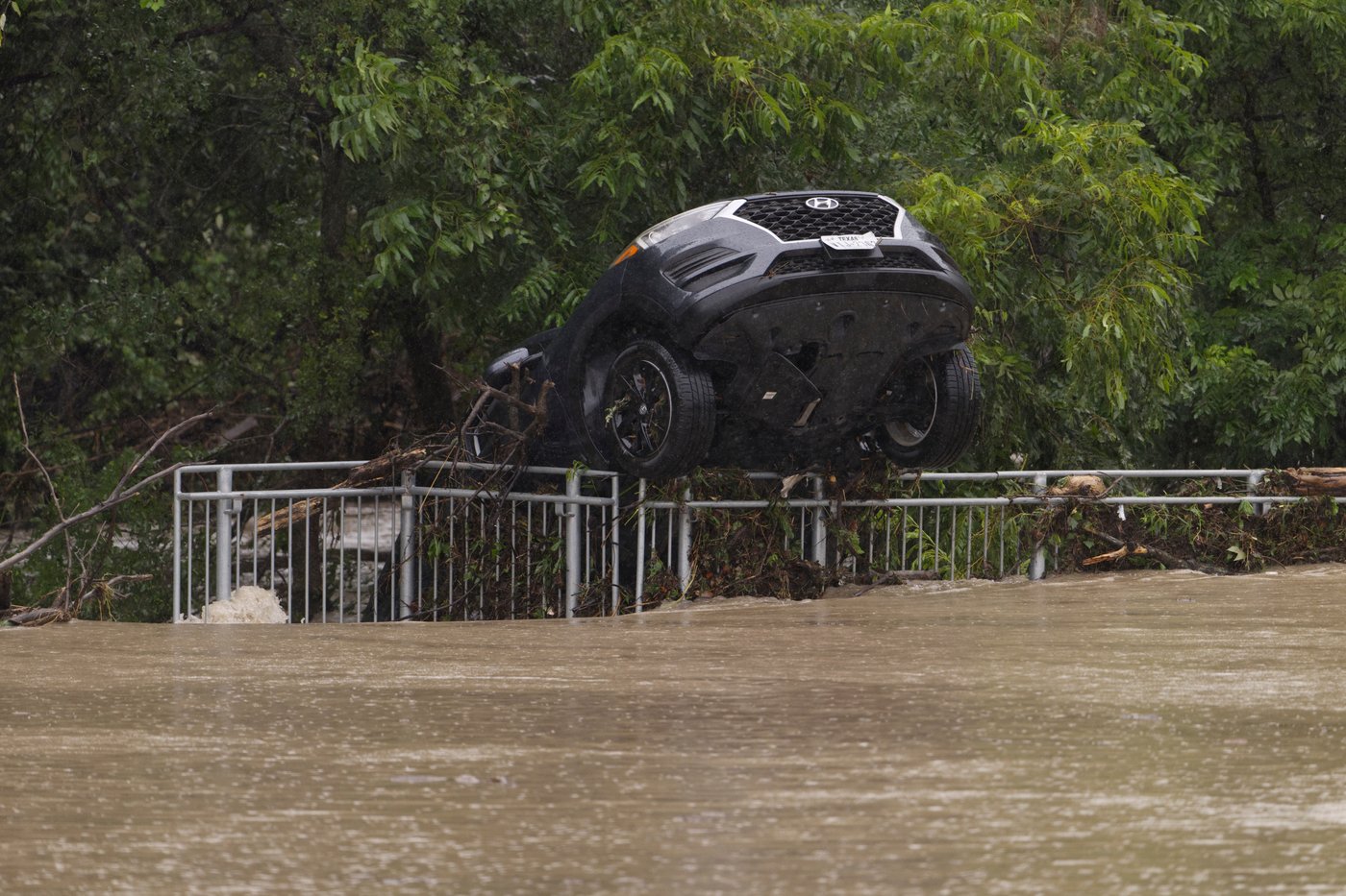 Texas flooding surges from huge rainstorms as rescuers pull people from rising waters | iNFOnews.ca Texas flooding surges from huge rainstorms as rescuers pull people from rising waters | iNFOnews.ca