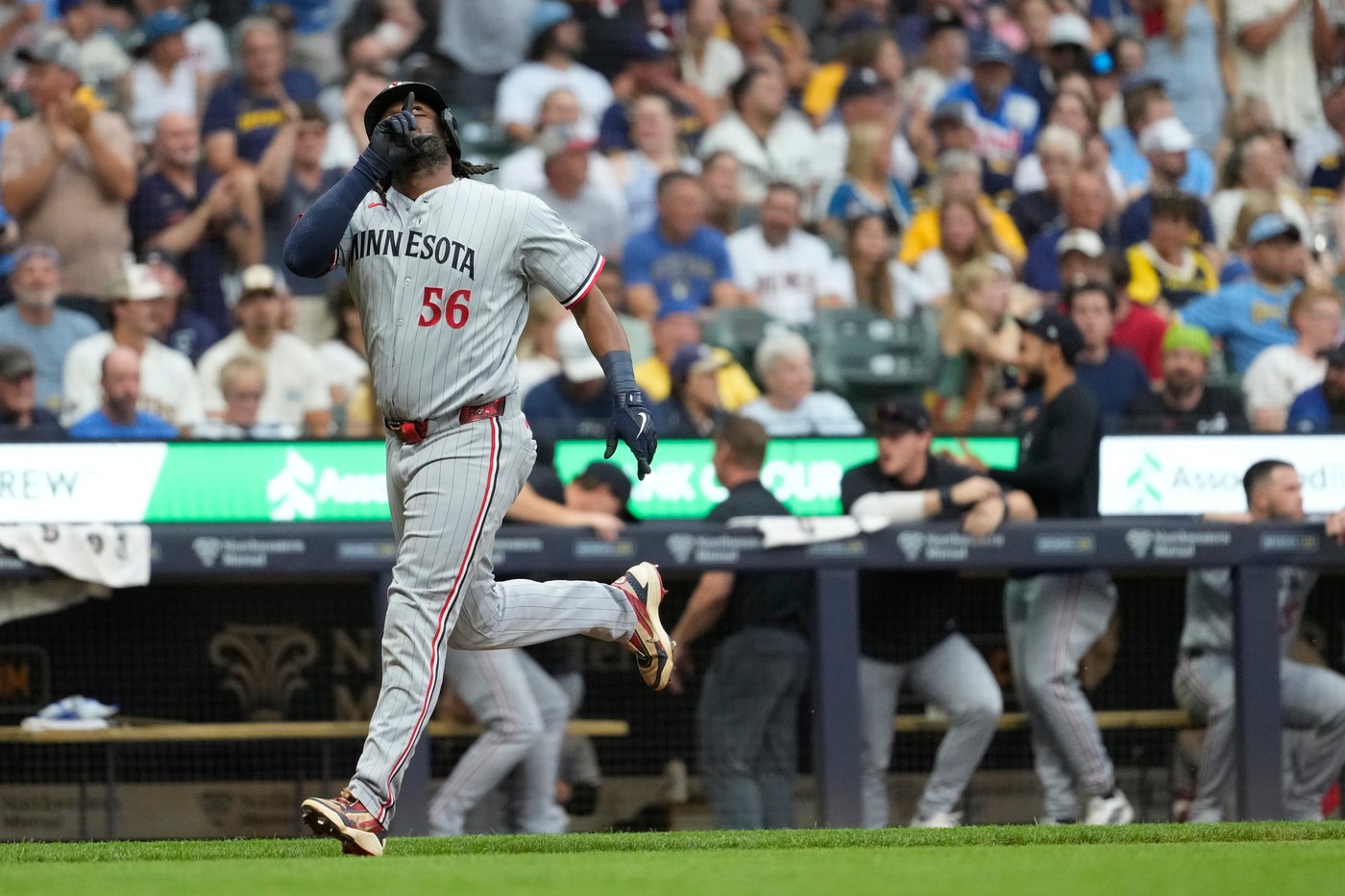 Josh Bell sparks comeback as Twins rally to beat Brewers, 8-6 | iNFOnews.ca