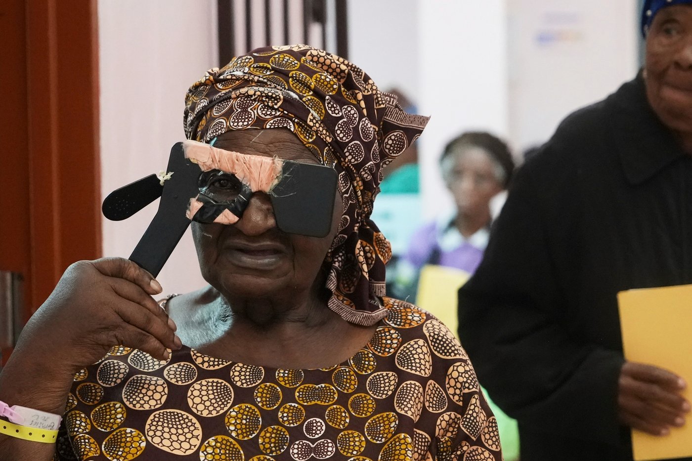 'Wow!' The eye surgery marathon that restored sight for some South Africans | iNFOnews.ca