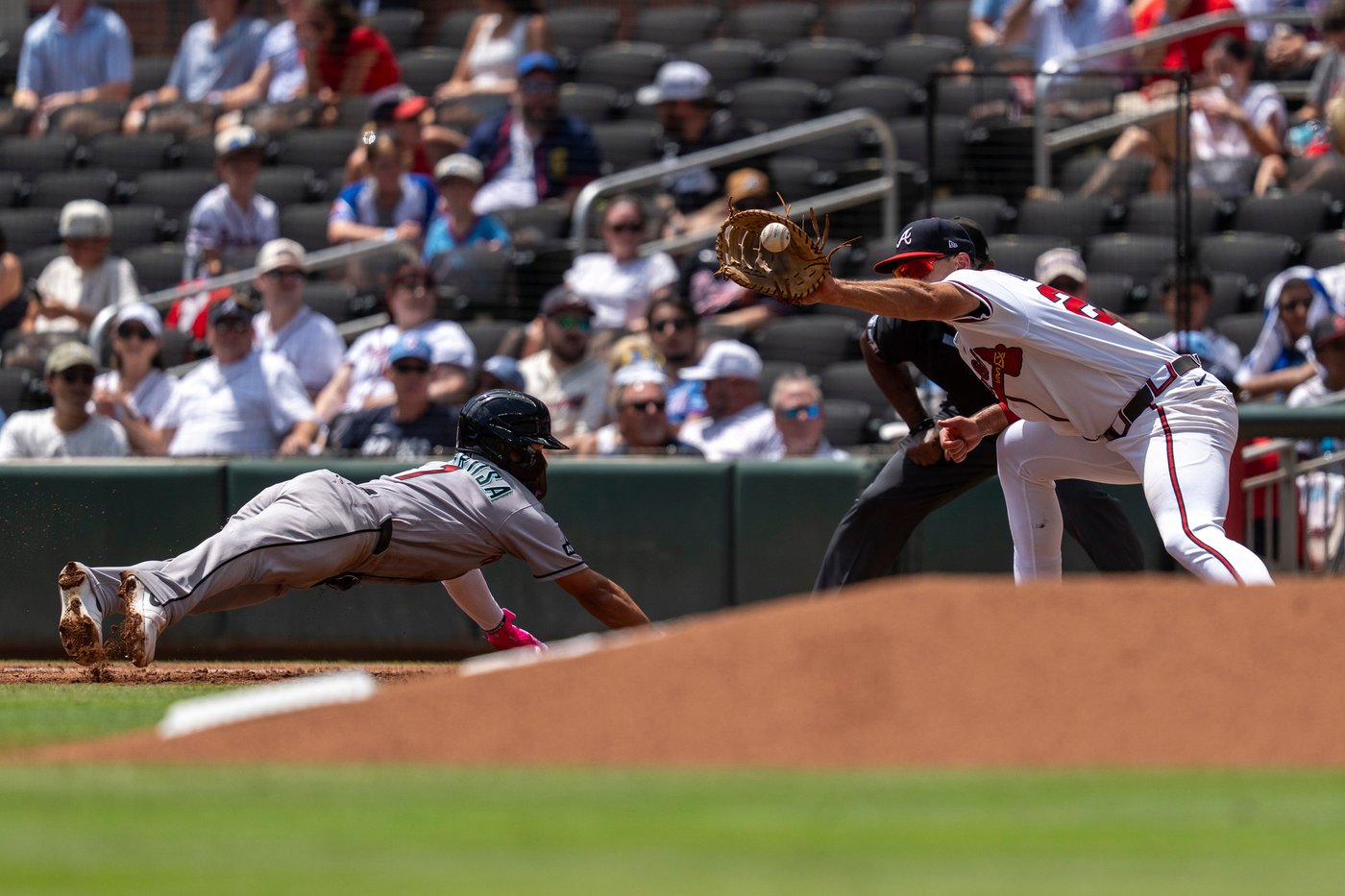 Olson's 3-run homer backs 6 strong innings from Elder as Braves avoid a sweep, beating Arizona 5-3 | iNFOnews.ca