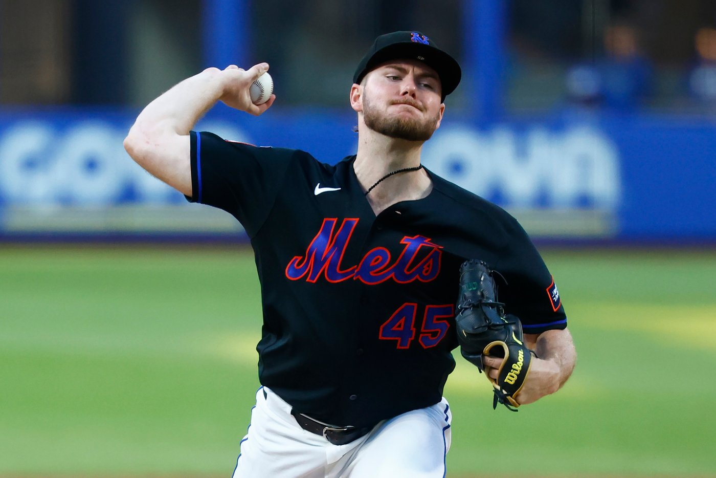 Jared Young hit by a pitch with the bases loaded, ignites a 5-run eighth as Mets beat Royals 6-2 | iNFOnews.ca