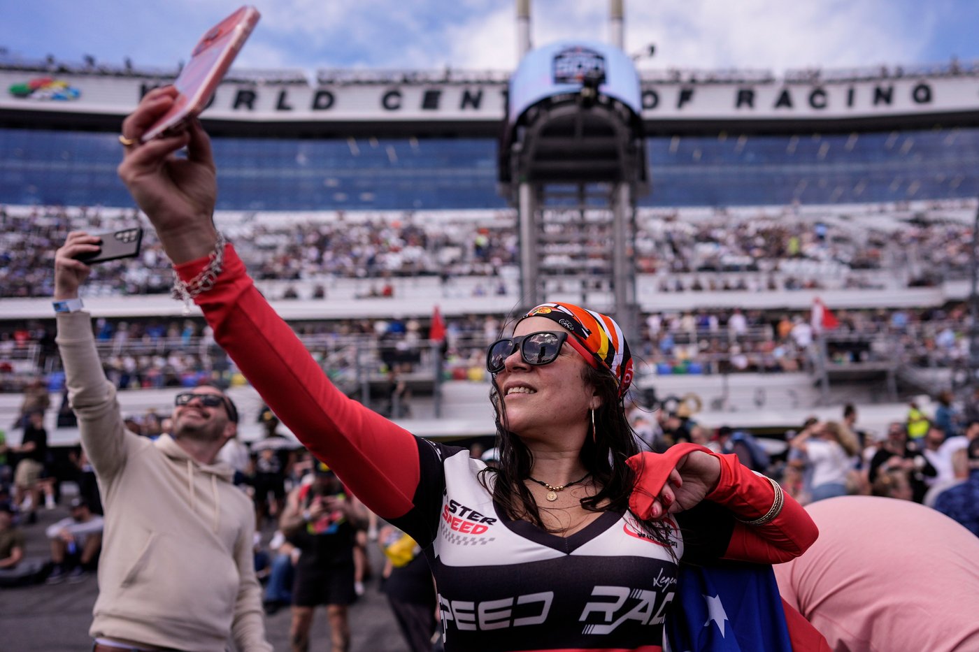 Daytona 500 gets underway with Kyle Busch and William Byron trying to make history | iNFOnews.ca