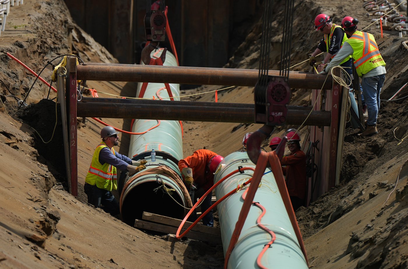 In the news today: Mourning Lloyd Robertson, Fast-tracking pipeline, B.C. wildfires | iNFOnews.ca In the news today: Mourning Lloyd Robertson, Fast-tracking pipeline, B.C. wildfires | iNFOnews.ca