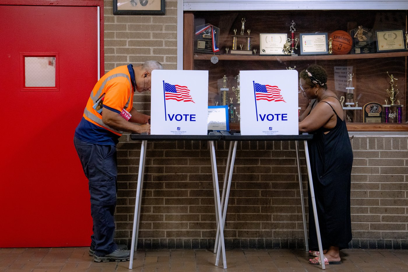 Michigan Democrats choose between 2 visions to seek a US Senate seat, in photos | iNFOnews.ca