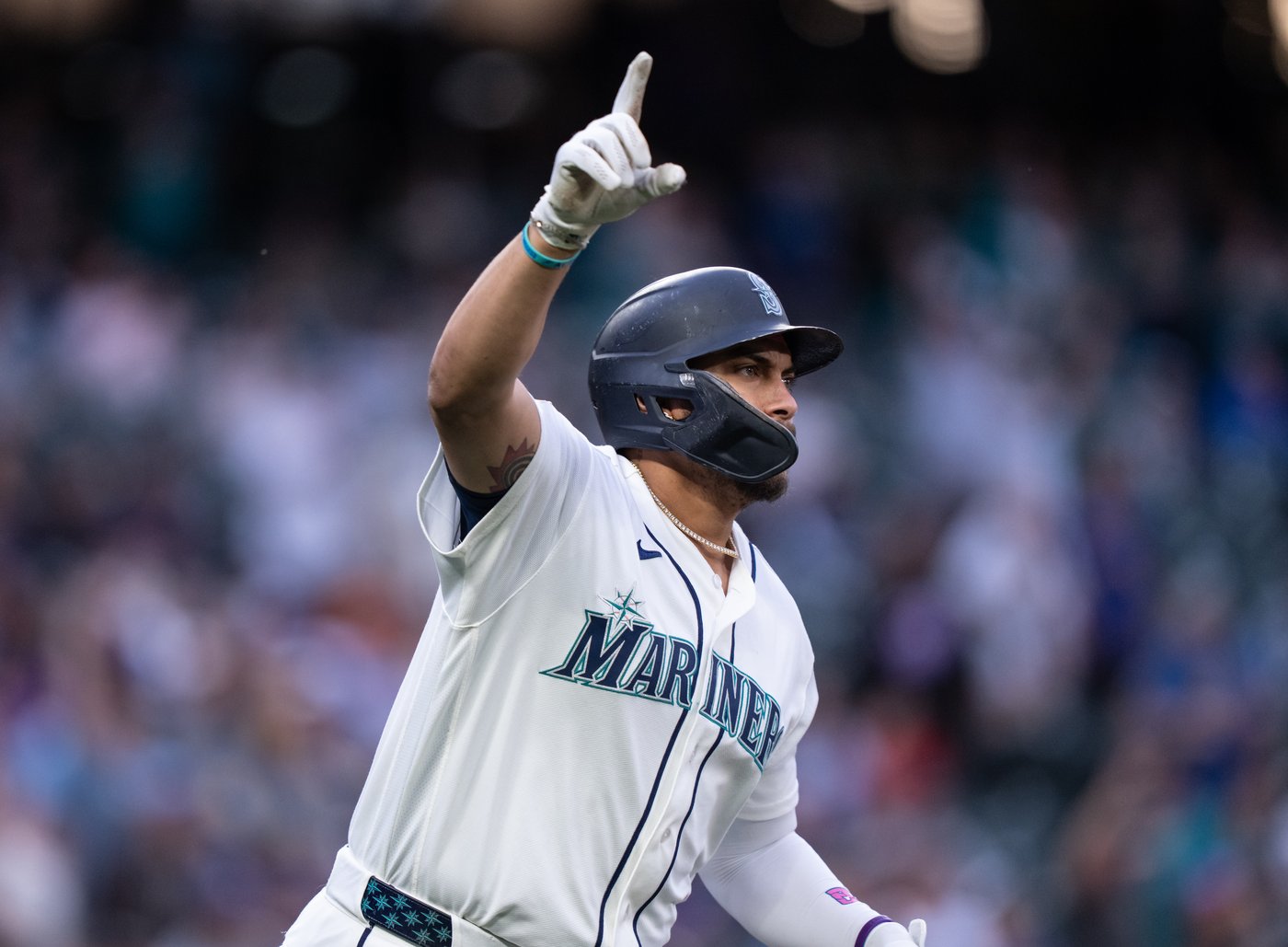 Mariners' Josh Naylor gets a day off to rest after having back spasms | iNFOnews.ca