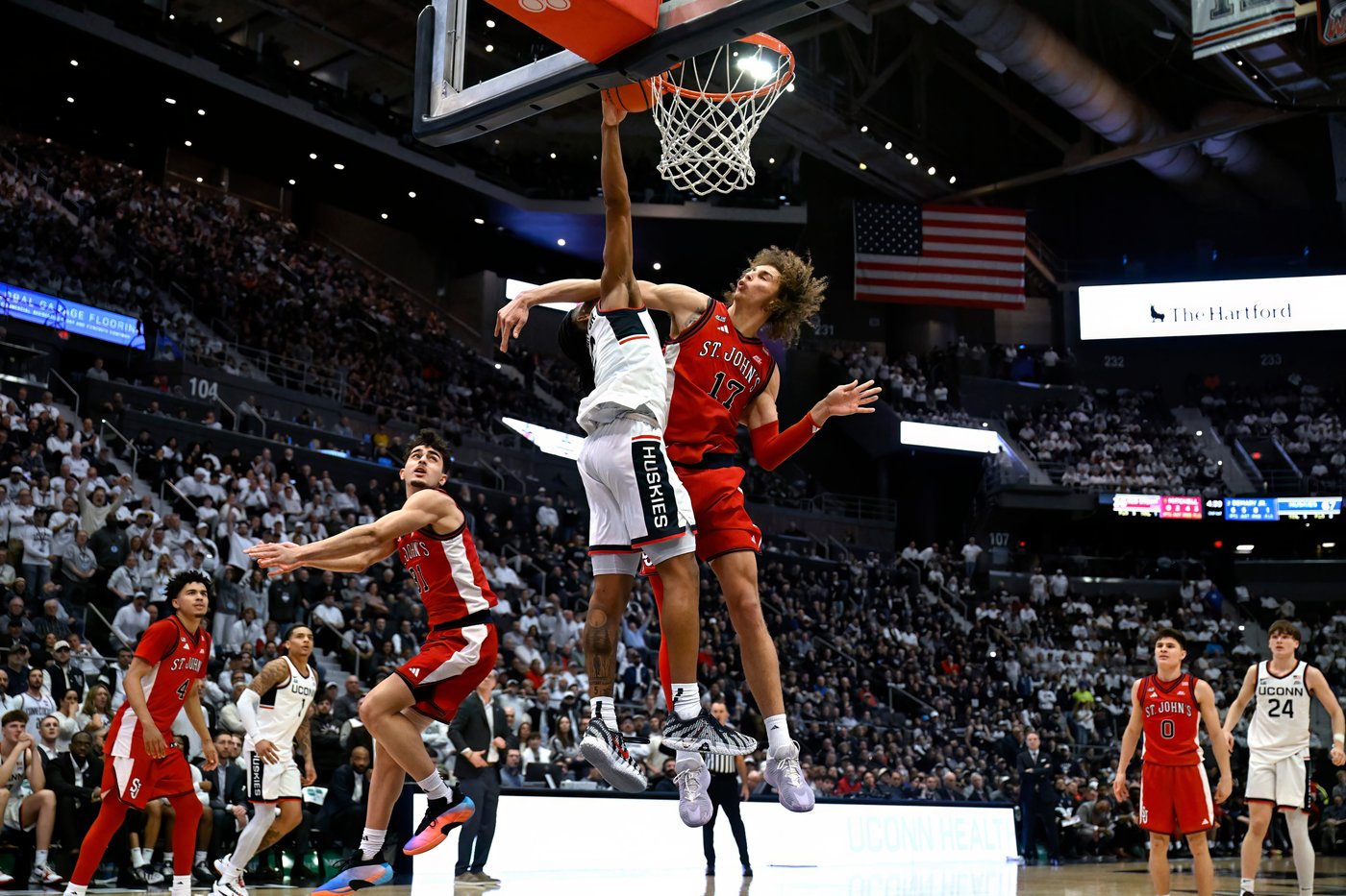 Sixth-ranked UConn flexes its defensive muscle in blowing out No. 15 St. John's 72-40 | iNFOnews.ca