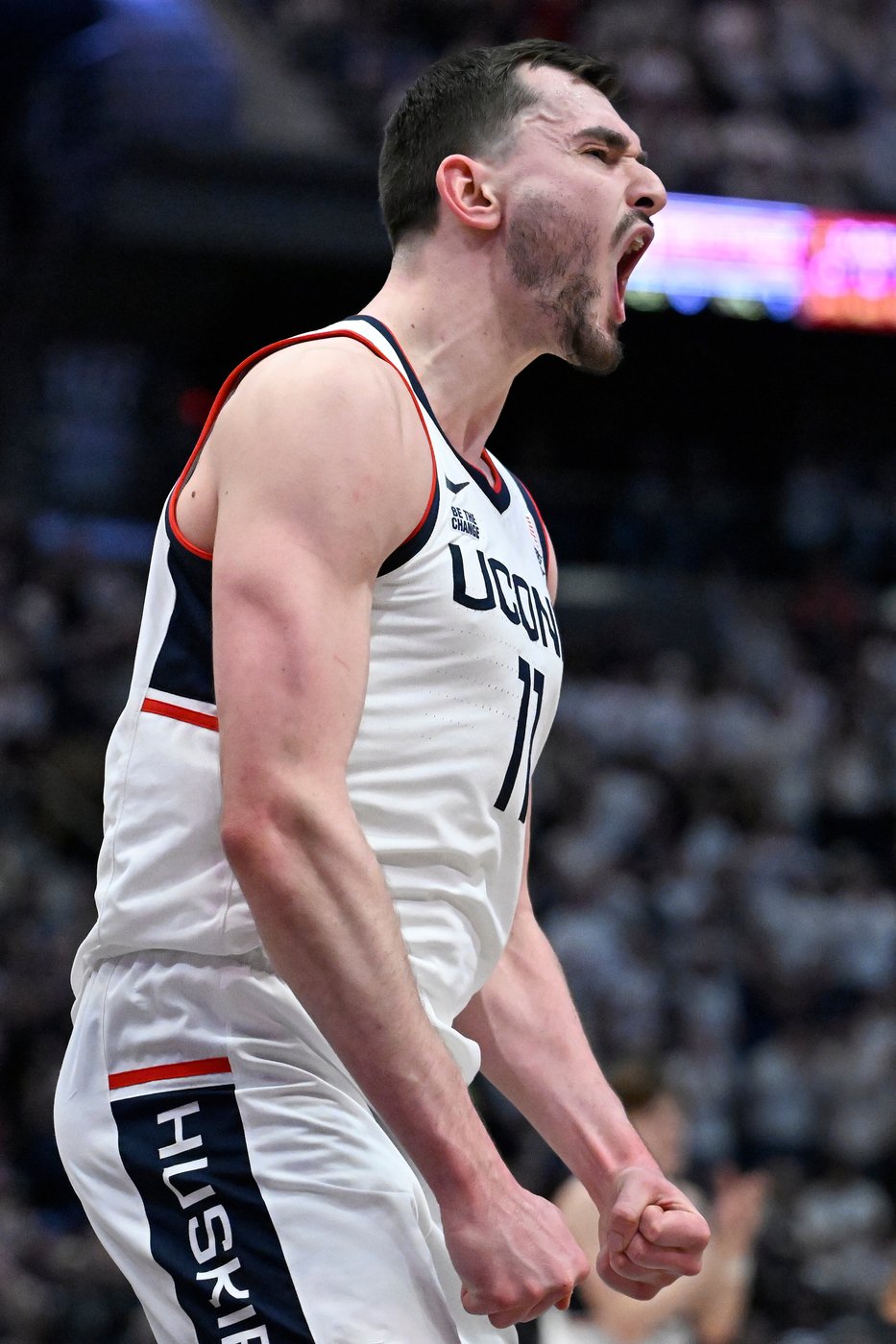 Sixth-ranked UConn flexes its defensive muscle in blowing out No. 15 St. John's 72-40 | iNFOnews.ca