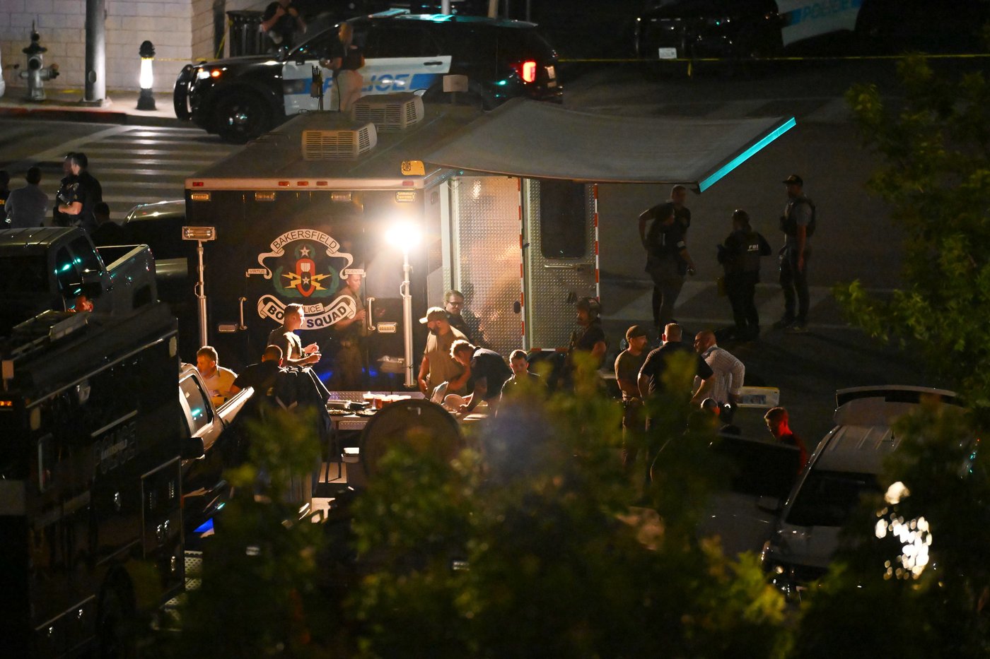 Police locked in negotiations with man in Bakersfield holding hostages | iNFOnews.ca