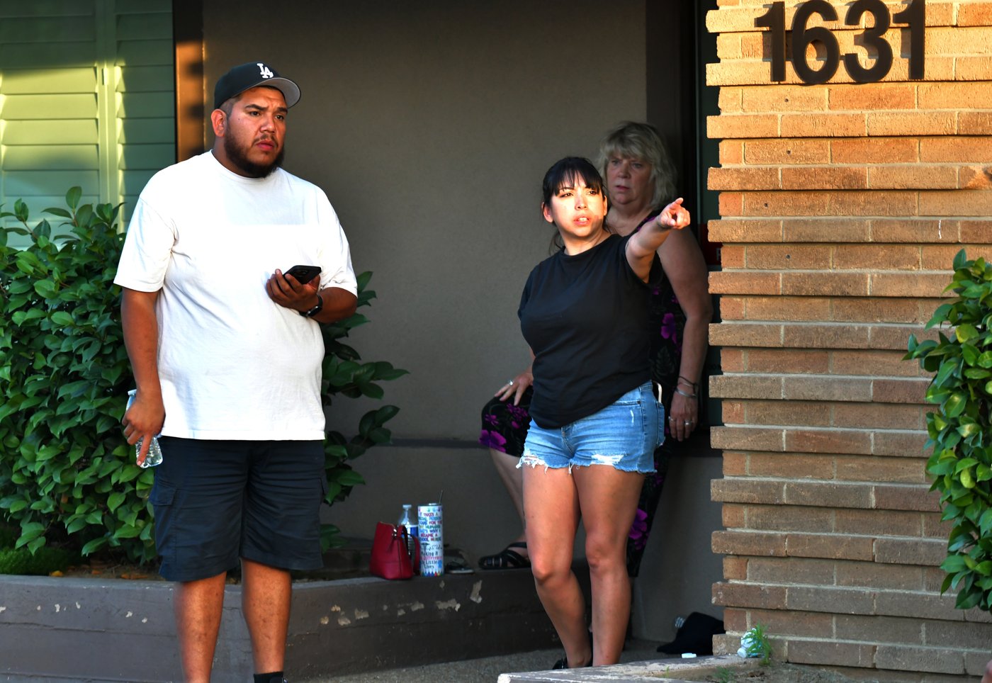 Police locked in negotiations with man in Bakersfield holding hostages | iNFOnews.ca