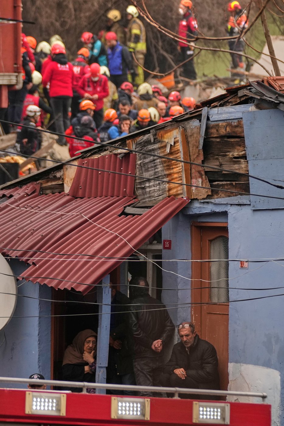 2 buildings collapse in central Istanbul after gas explosion, search operations underway | iNFOnews.ca